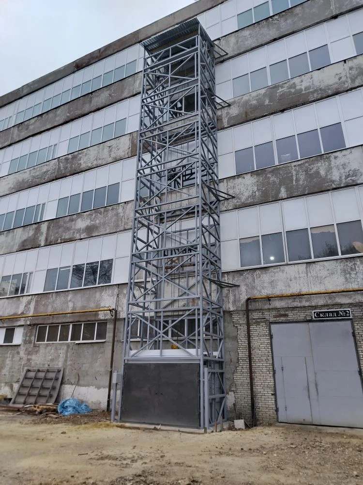 Подъемник в металлической шахте